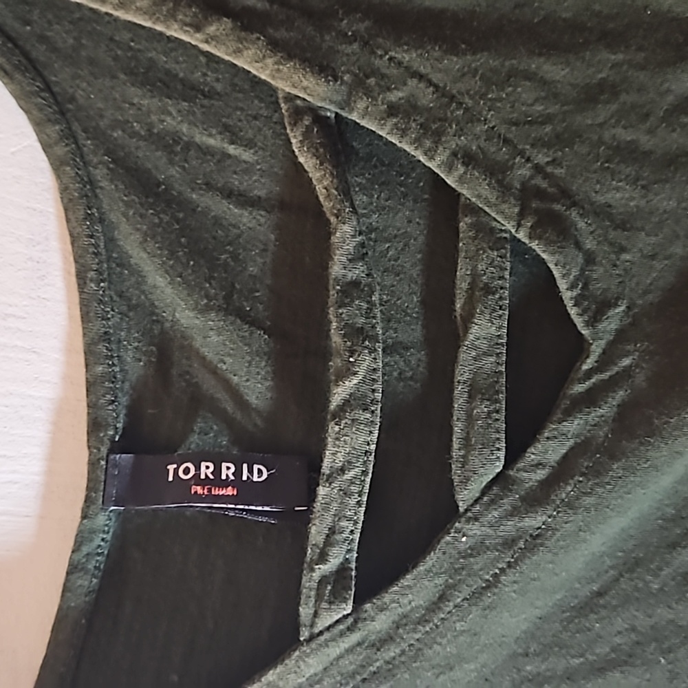 Torrid dark green short sleeve shirt - Picture 2 of 6